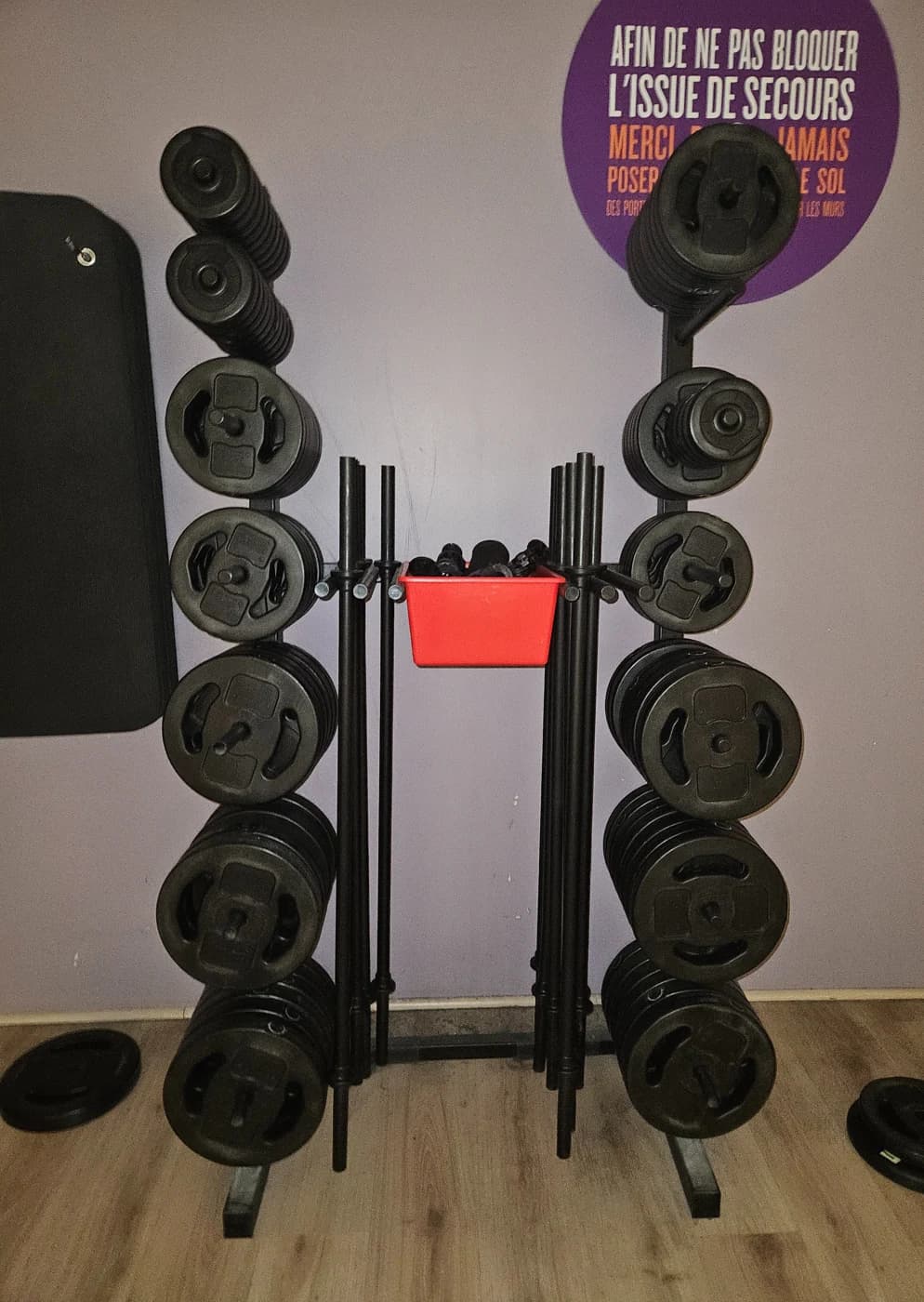 Support Bodypump + disques (1/2,5/5 kg) + barres + bassines + serre-disques